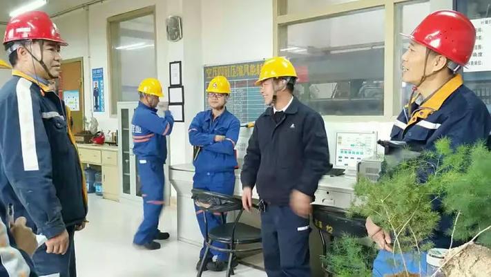 动力厂空压车间运行四班模范工厂视察获肯定